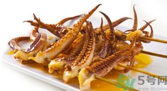 魷魚(yú)可以和葡萄一起吃嗎?魷魚(yú)能和葡萄同吃嗎?