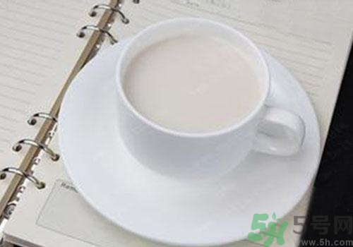 純牛奶和酸奶哪個營養(yǎng)更高？喝純牛奶好還是酸奶好？