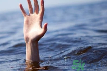 溺水怎么辦？溺水如何自救？