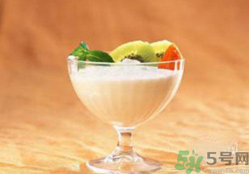 純牛奶和酸奶可以一起吃喝嗎？純牛奶和酸奶一起喝有什么好處？