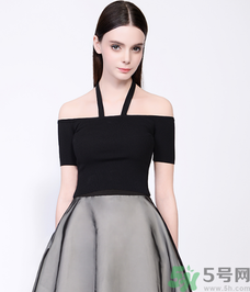 一字肩的衣服內衣怎么穿？一字肩的衣服里面穿什么內衣？