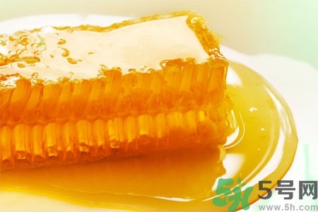 蜂蜜不能和什么一起吃？哪些人不能吃蜂蜜？