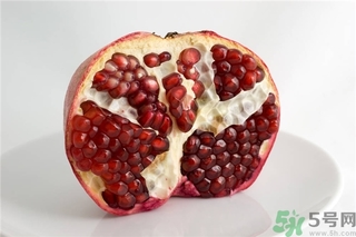 吃石榴手指發(fā)黃怎么辦？吃石榴手指變黑怎么辦？