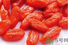 枸杞子泡水喝的功效有哪些？枸杞子泡水喝的害處有什么？