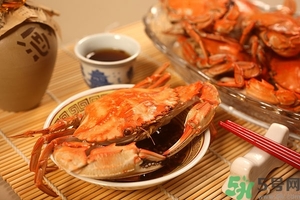 吃螃蟹可以喝紅酒嗎？吃螃蟹可以喝酒嗎？
