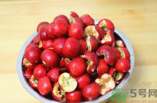 下巴長痘是上火嗎？下巴長痘吃什么好？