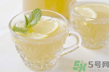 檸檬水能隔夜喝嗎？隔夜的檸檬水還能喝嗎？