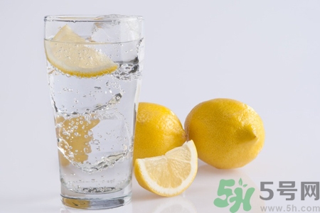 檸檬水能隔夜喝嗎？隔夜的檸檬水還能喝嗎？