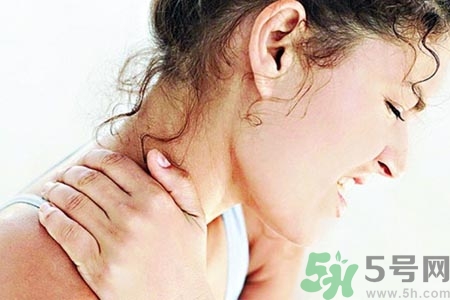 落枕脖子疼怎么辦？落枕和頸椎病區(qū)別