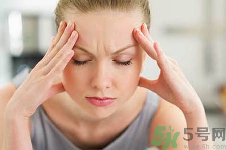 偏頭痛的原因是什么？女性偏頭痛的癥狀有哪些？