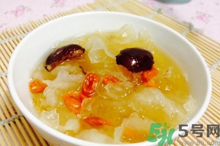 女性吃什么能預(yù)防婦科疾病？女性吃什么能預(yù)防子宮疾?。?></p><h3>吃什么可以預(yù)防子宮疾病</h3><h4>牡蠣</h4><p>牡蠣中國含有豐富的蛋白質(zhì)、維生素、微量元素和牛磺酸，對于抗癌和防止癌細胞擴散有一定效果，而適量吃牡蠣對于青春期子宮功能性出血、產(chǎn)前或產(chǎn)后虛弱是有一定療效的。</p><h4>烏梅</h4><p>現(xiàn)代藥理研究表明，烏梅是具有抗菌作用的，能抑制有害細菌，增強機體的免疫功能。而且烏梅還能抗癌，特別是其熱水萃取物能抑制宮頸癌細胞，同時還含有其他天然防癌物質(zhì)。</p><h4>紅酒</h4><p>紅葡萄中的抗氧化物質(zhì)的含量是遠高于其他水果的，而有紅葡萄制作而成的紅酒也是有這一優(yōu)點的，含有較多抗氧化物，起到預(yù)防子宮癌癥與心血管疾病的作用。</p><h4>牛蒡</h4><p>牛蒡中含有人體所需要的多種維生素、蛋白質(zhì)、礦物質(zhì)和鈣質(zhì)，能幫助清除體內(nèi)的垃圾和毒素，改善體內(nèi)循環(huán)，促進機體新陳代謝，降低體內(nèi)膽固醇，減少毒素、廢棄物在體內(nèi)的堆積，可以起到預(yù)防子宮癌癥的作用。</p><h4>香菇</h4><p>香瓜中是有豐富的人體所必需的氨基酸、礦物質(zhì)、維生素以及不飽和脂肪酸等成分，能增強人體抗病能力，預(yù)防人體各種黏膜及皮膚炎癥，能起到較好的抑制癌細胞的作用。</p><p style=