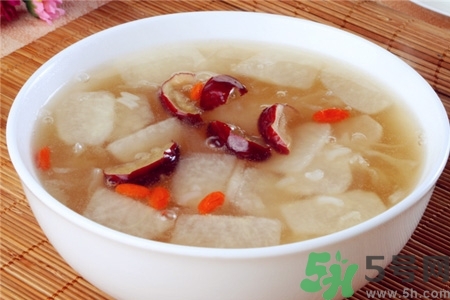 女性吃什么能預(yù)防婦科疾?。颗猿允裁茨茴A(yù)防子宮疾?。?></p><h4>(4)參芪母雞</h4><p>老母雞1只，黨參50克，黃芪50克，淮山藥50克，大棗50克，黃酒適量。將宰殺去毛及內(nèi)臟的母雞，加黃酒淹浸，其它四味放在雞周圍，隔水蒸熟，分數(shù)次服食。具有益氣補血作用。適用于子宮的調(diào)補。</p><h4>(5)豆?jié){大米粥</h4><p>豆?jié){2碗，大米50克，白糖適量。將大米淘洗凈，以豆?jié){煮米作粥，熟后加糖調(diào)服。每日早空腹服食。具有調(diào)和脾胃，清熱潤燥作用。適用于體虛子宮的調(diào)養(yǎng)。</p><h4>(6)糖餞紅棗</h4><p>干紅棗50克，花生米100克，紅糖50克。將干紅棗洗凈后用溫水浸泡，花生米略煮，去皮備用。棗與花生皮同入小鋁鍋內(nèi)，加煮花生米的水，再加水適量，以文火煮30分鐘，撈出花生米皮，加紅糖，待紅糖溶化收汁即成。具有養(yǎng)血、理虛作用。適用于流產(chǎn)后貧血或血象偏低等。</p><p style=