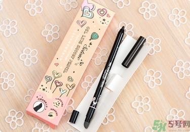 solone眼線筆怎么削？怎么推出來？