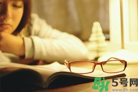 下午犯困怎么辦？犯困按摩什么穴位效果最快？