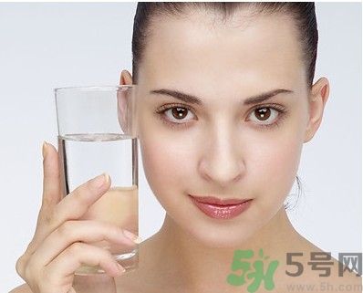 秋季補(bǔ)水效果好的護(hù)膚品有哪些？秋季補(bǔ)水的重要性