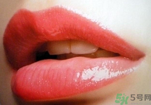 嘴唇發(fā)白是什么原因？嘴唇發(fā)白怎么調(diào)理女人