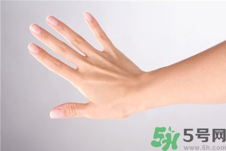 手干裂怎么回事？手干裂怎么治療？
