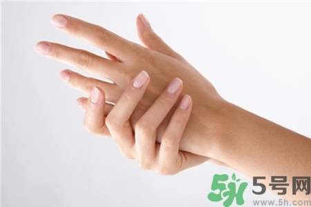 手干裂怎么回事？手干裂怎么治療？