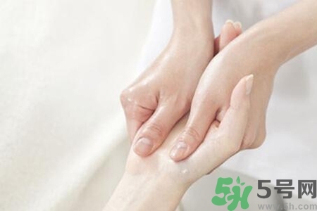 手干裂怎么回事？手干裂怎么治療？