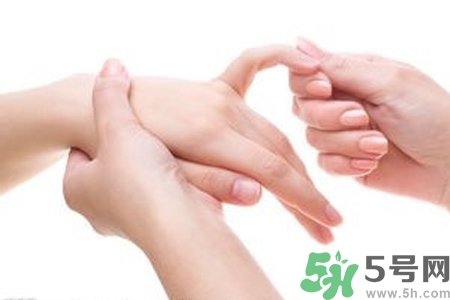 手干裂怎么回事？手干裂怎么治療？