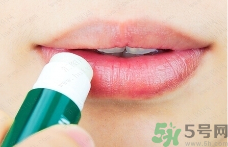 嘴唇發(fā)白是什么原因？嘴唇發(fā)白怎么調(diào)理女人