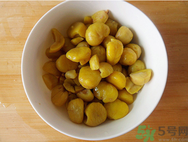 熟板栗怎么去皮最快？煮熟板栗怎么去皮？