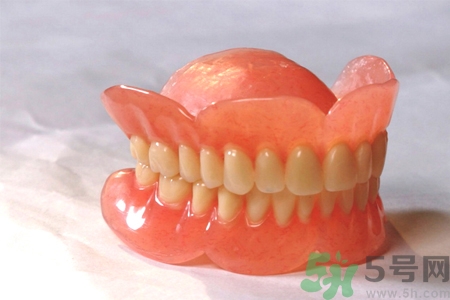 假牙會(huì)導(dǎo)致口腔疾病嗎？如何正確清潔假牙？