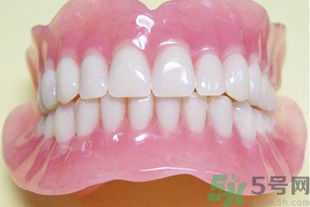 假牙會(huì)導(dǎo)致口腔疾病嗎？如何正確清潔假牙？