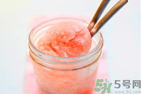 吃冰可以治療感冒嗎？喉嚨痛可以吃冰淇淋嗎？