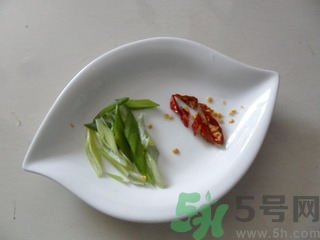 韭黃是怎么長(zhǎng)出來(lái)的？韭黃是怎么種出來(lái)的？