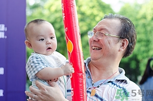嬰兒怎么抱？嬰兒怎么抱著喂奶？