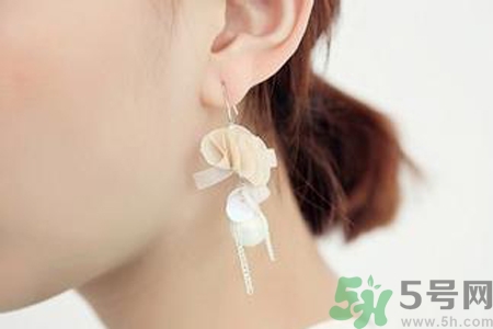 耳洞打在哪里最好看？ 打完耳洞要轉(zhuǎn)耳釘嗎？