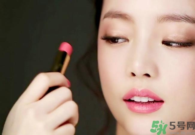 口紅怎么選適合自己的？口紅怎么涂好看？