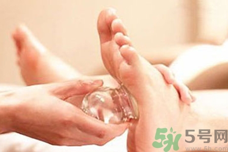腳底可以拔罐嗎？腳底拔火罐有什么好處？