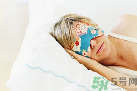 睡前喝酒有助于睡眠嗎？睡前喝酒對身體有哪些危害？