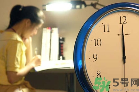 熬夜對青少年有什么影響？熬夜對青少年的危害是什么？