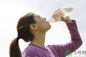 皮膚太干燥怎么辦？皮膚太干燥補(bǔ)水最好的方法如下