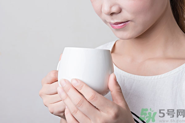 皮膚太干燥怎么辦？皮膚太干燥補(bǔ)水最好的方法如下