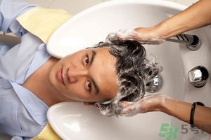 脫發(fā)用鹽水洗頭好嗎？鹽水洗頭治脫發(fā)嗎？