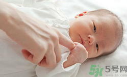 新生兒濕疹可以用爐甘石洗劑嗎？新生兒濕疹的護(hù)理措施