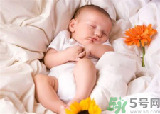 新生兒冬天蓋什么被子？新生兒蓋被子蓋到什么位置？