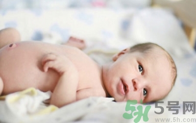 新生兒肚臍可以碰水嗎？新生兒肚臍沒脫落能洗澡嗎？