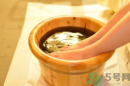 秋天泡腳加什么好？秋季泡腳有什么好處？