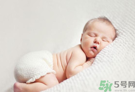 嬰兒秋天拉肚子怎么辦？秋天嬰兒拉肚子怎么辦？