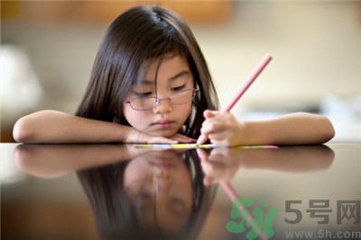 孩子左撇子怎么辦？孩子左撇子需要糾正嗎？