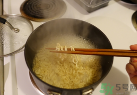 辛拉面是哪個國家的？辛拉面怎么煮好吃？