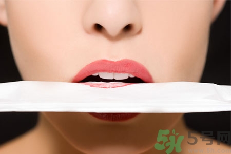 嘴巴起皮是上火了嗎？嘴巴干裂起皮是什么原因？