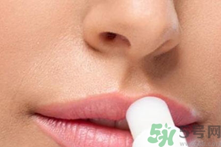 嘴巴起皮很干怎么辦？嘴巴起皮很干怎么回事？