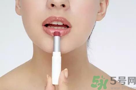 嘴巴起皮是缺什么？嘴巴起皮是缺維生素嗎？