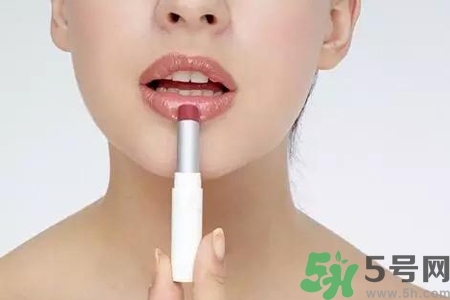嘴巴起皮吃什么蔬菜好？嘴巴起皮吃什么好的快？